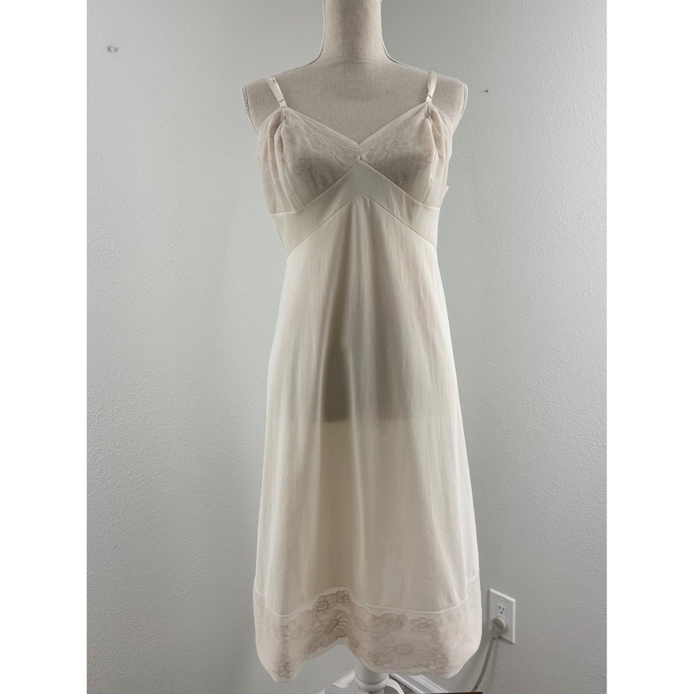 Vanity‎ Fair Vintage Cream Floral Lace Trim Full Slip Antron III Nylon Size 38